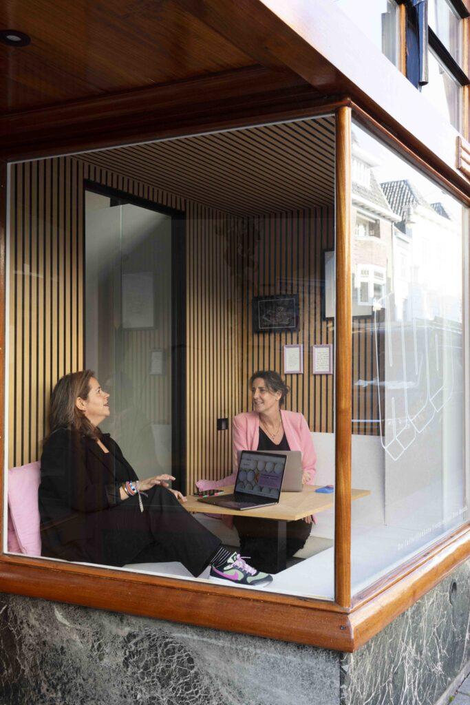 Suzan en Anouschka aan het werk bij HUB